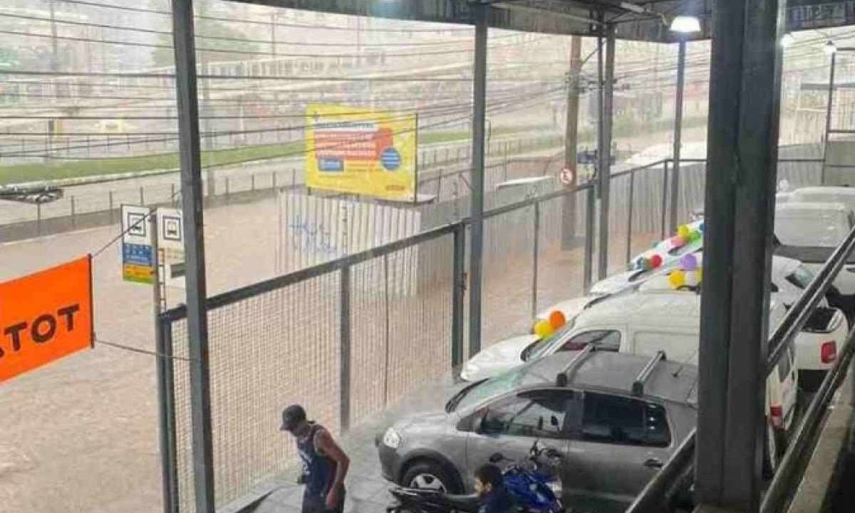 Trânsito na Av. Cristiano Machado ficou parado, e motoristas tentavam contornar, na própria via, para evitar passar em partes mais inundadas -  (crédito: Redes sociais/Reprodução)