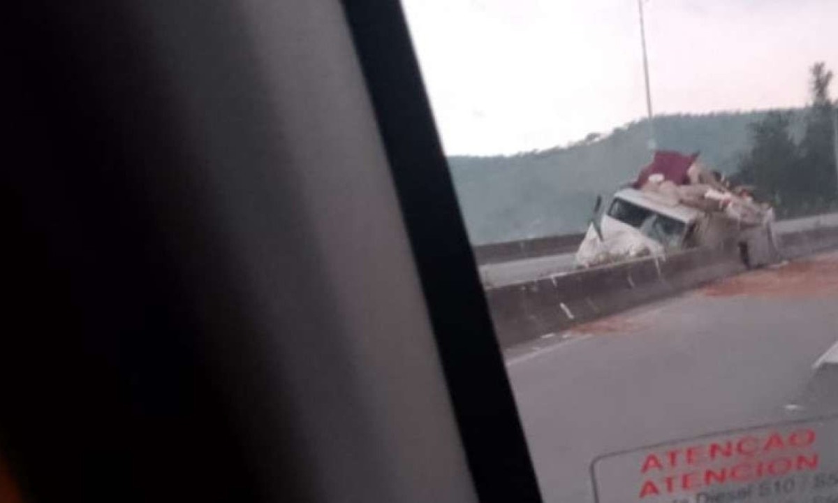 Caminhão tombou ao bater em outro veículo e espalhou carga na pista da BR-381, em Cambuí -  (crédito: Redes Sociais)