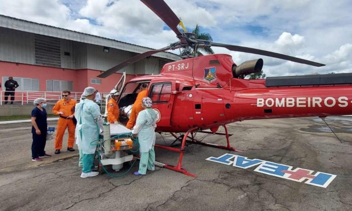 Helicóptero transportou a escritora mordida por cães para um hospital -  (crédito: Divulgação/Corpo de Bombeiros)