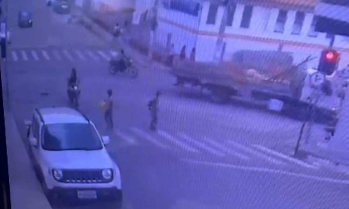 Câmera de segurança flagrou momento em que idosa é atropelada em Araçuaí -  (crédito: CBMMG)
