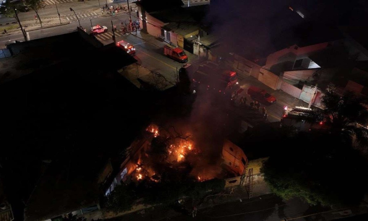 Ferro-velho pegou fogo no bairro Tupi B, no Norte de Belo Horizonte -  (crédito: CBMMG)