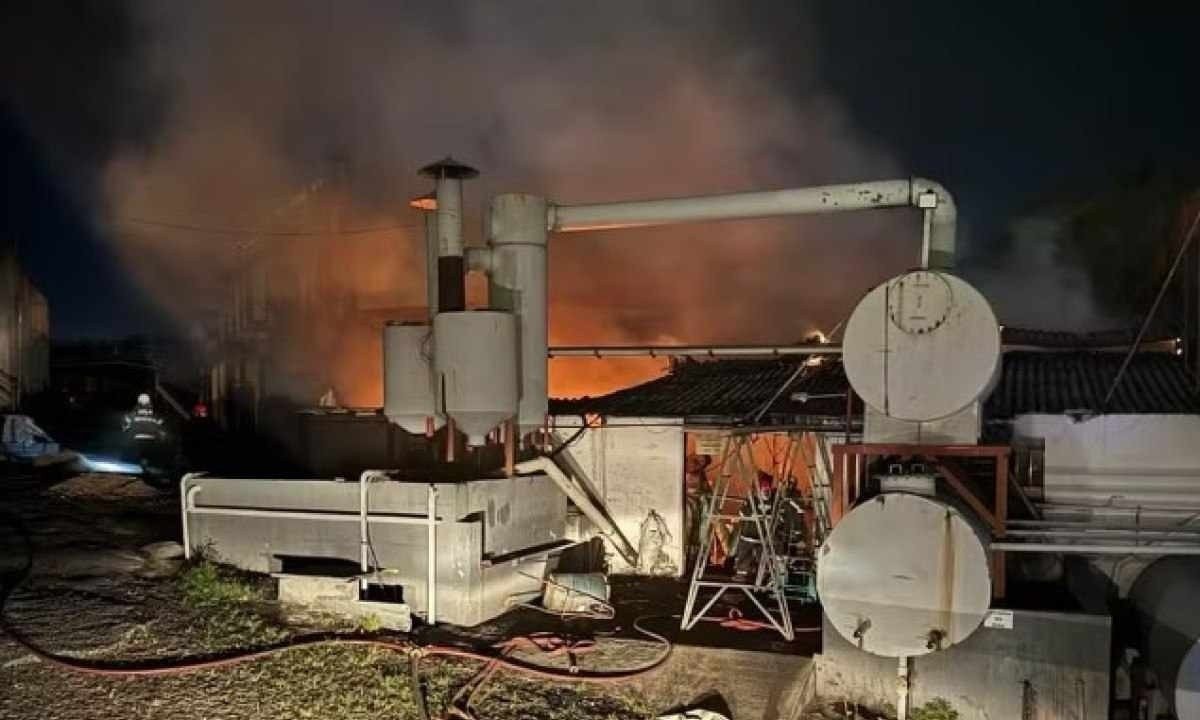 Fogo matou trabalhador de empresa de borracha em Pará de Minas -  (crédito: CBMMG)