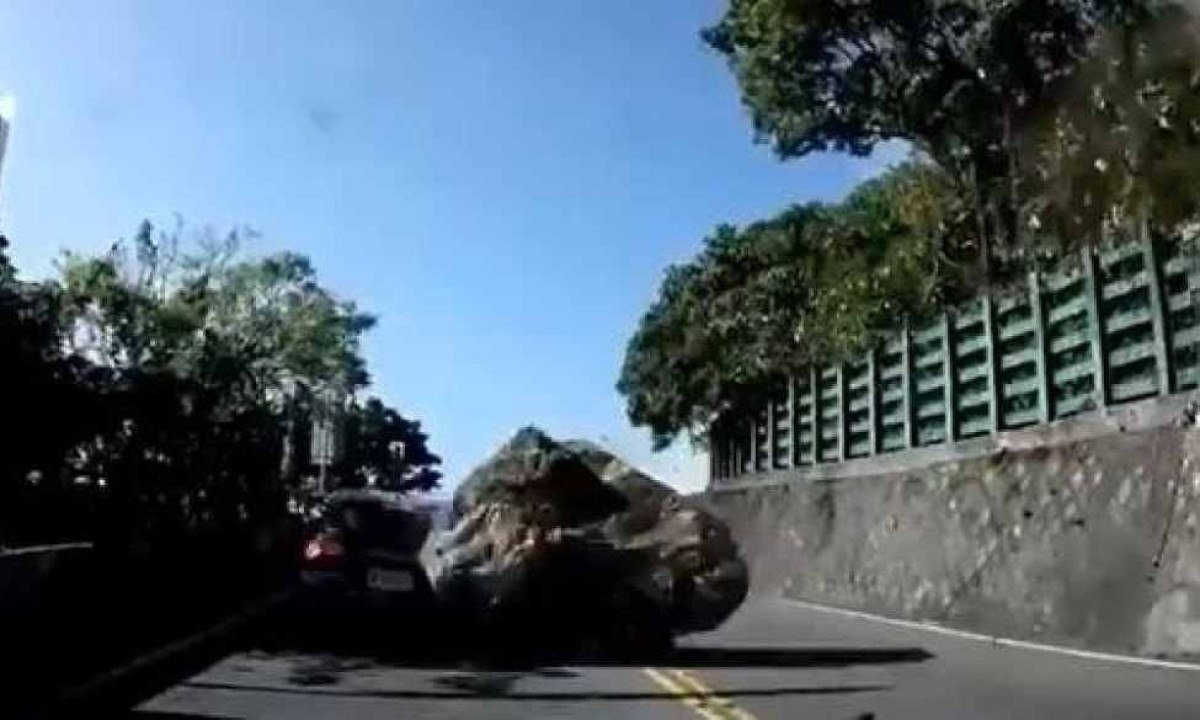 Pedra atinge carro em Taiwan -  (crédito: Redes Sociais/Reprodução)