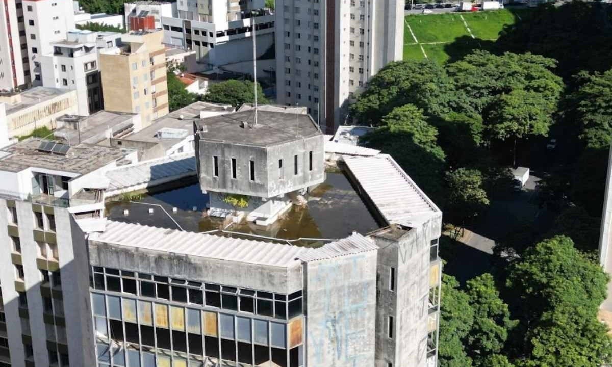 Terraço do prédio está alagado por água da chuva e virou piscina para reprodução do mosquito da dengue; depredação de janelas  e pichações chegaram até os últimos andares -  (crédito: @estev4m)