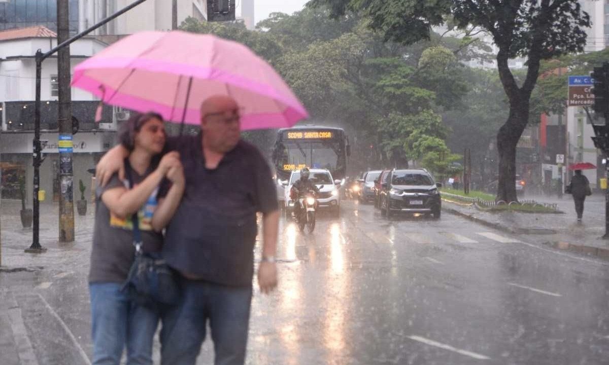 Chuva forte em Belo Horizonte na tarde desta sexta-feira (5/4) -  (crédito: Túlio Santos/EM/D,A press)