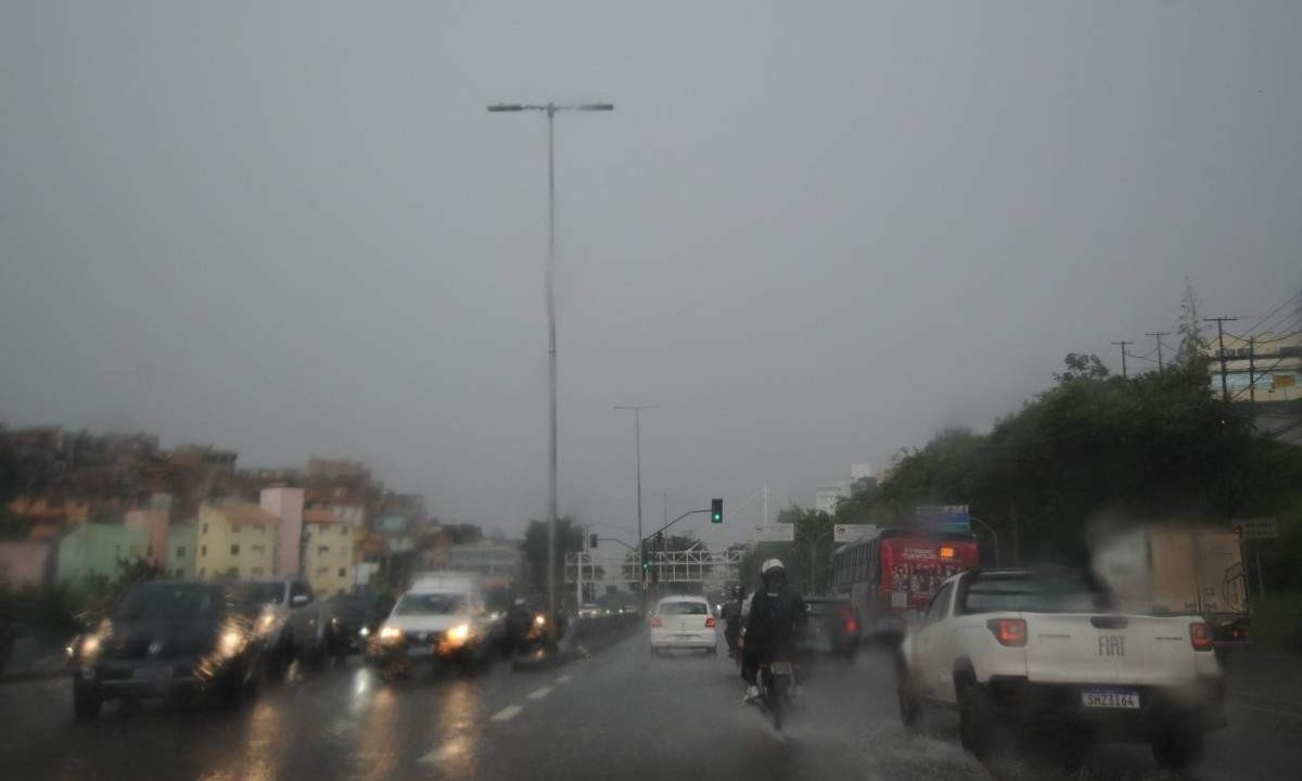 Chuva forte em Belo Horizonte na tarde desta sexta-feira (5/4) -  (crédito: Alexandre Guzanshe/EM/D.A press)