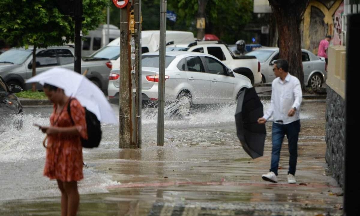 Chuva forte em Belo Horizonte na tarde desta sexta-feira (5/4) -  (crédito: Túlio Santos/EM/D,A press)