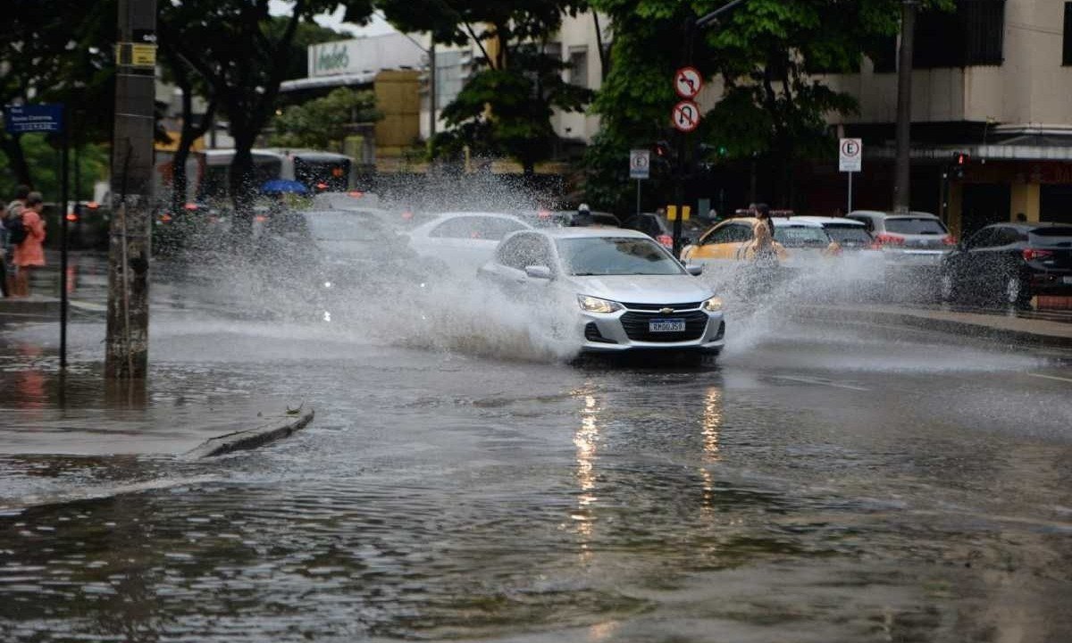 Chuva forte em Belo Horizonte na tarde desta sexta-feira (5/4) -  (crédito: Túlio Santos/EM/D,A press)