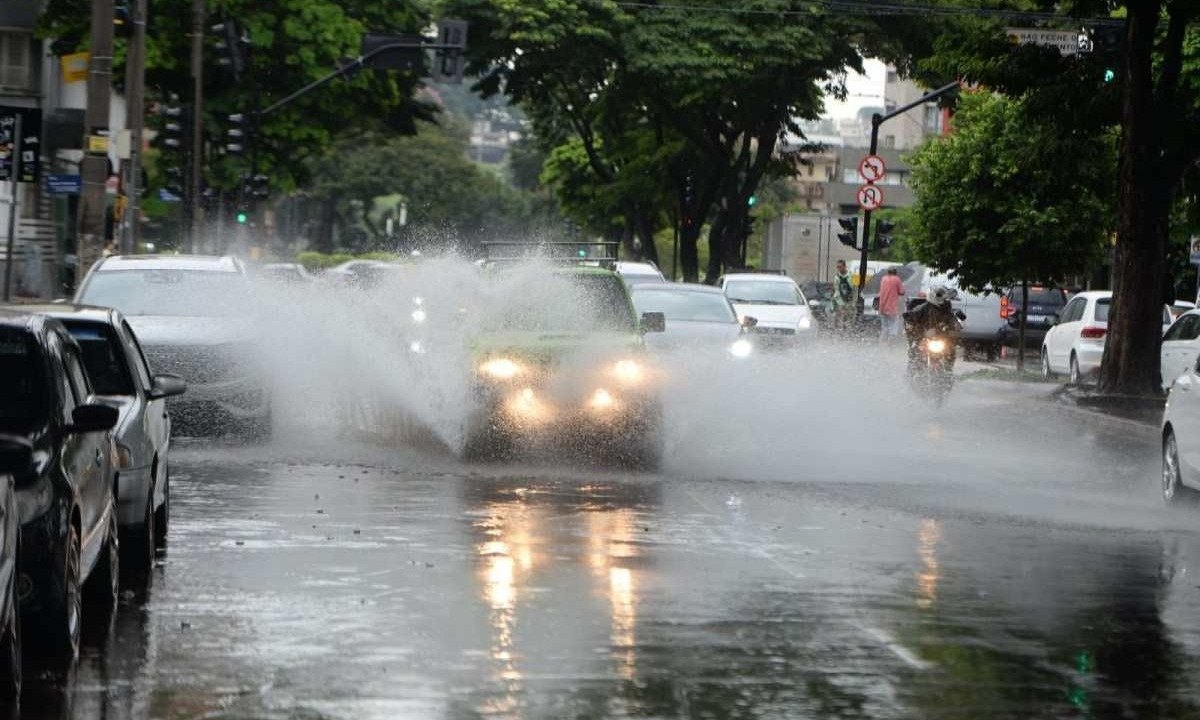 Chuva forte em Belo Horizonte na tarde desta sexta-feira (12/4) -  (crédito: Túlio Santos/EM/D,A press)