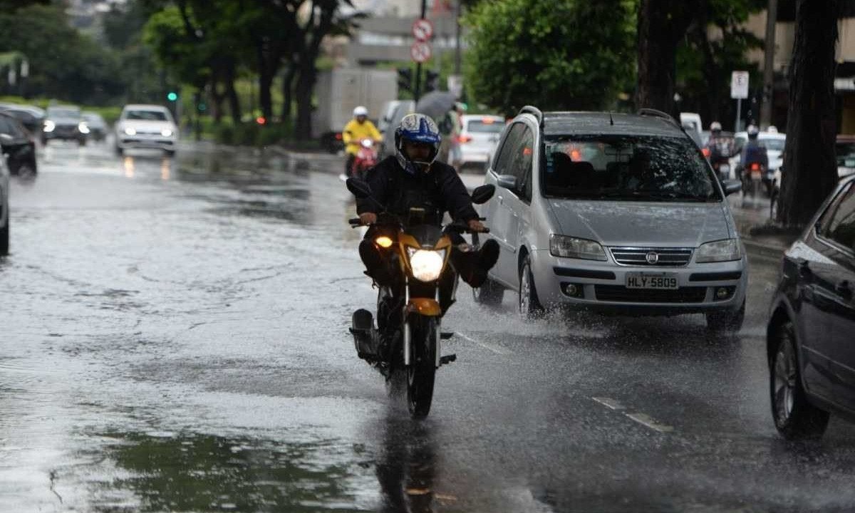 Chuva forte em Belo Horizonte na tarde desta sexta-feira (5/4) -  (crédito: Túlio Santos/EM/D,A press)