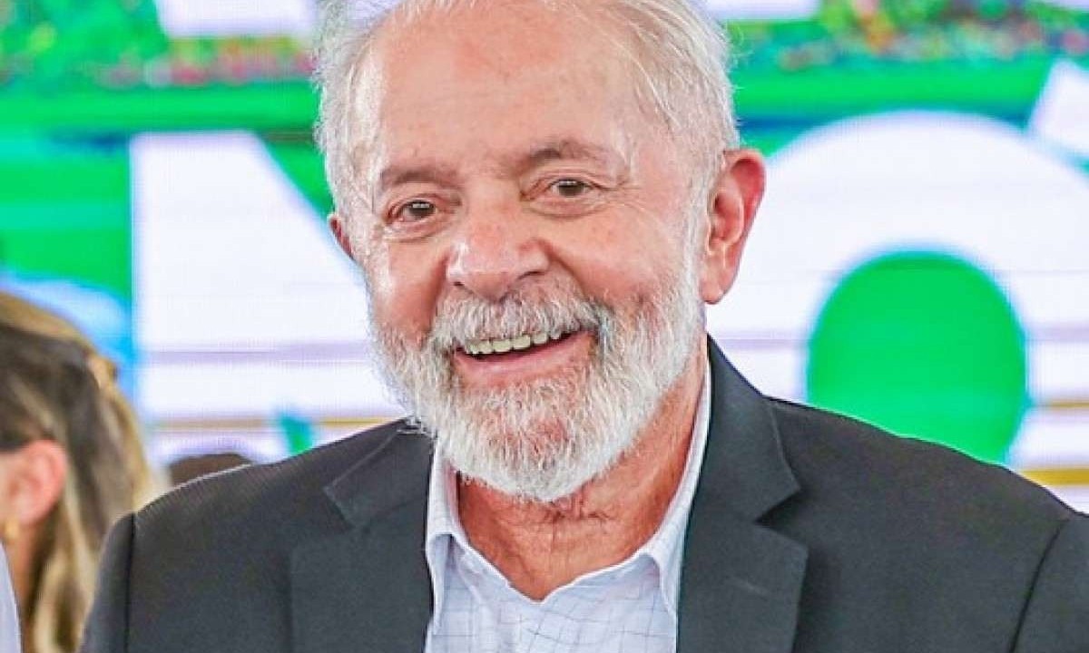 Lula deixa ministros de prontidão para discutir crise na Petrobras