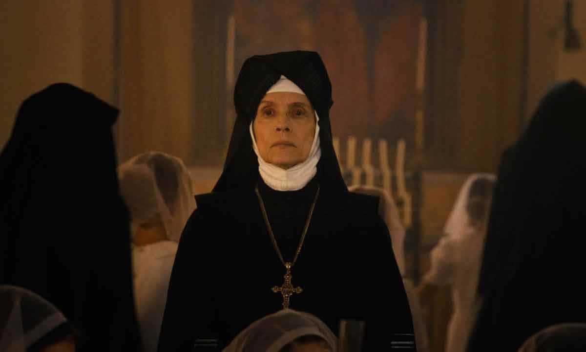 Sonia Braga interpreta a irmã Silva, religiosa pertencente a ala radical da Igreja Católica, no longa dirigido pela cineasta Arkasha Stevenson -  (crédito: Disney/Divulgação)