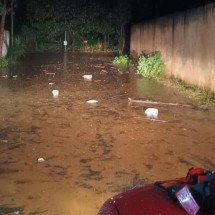 Chuva deixa ruas alagadas e pessoas ilhadas em Montes Claros - CBMMG