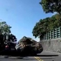 Vídeo mostra o momento que uma rocha atinge carro em terremoto no Taiwan - Redes Sociais/Reprodução