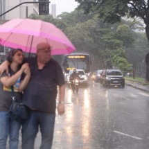 BH tem chuva extremamente forte nesta quinta-feira (18/4) - Túlio Santos/EM/D,A press