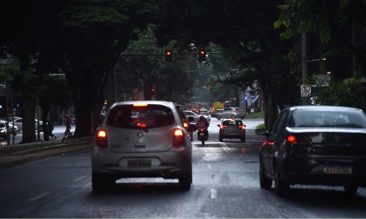 Chuva forte atinge Belo Horizonte na tarde desta sexta-feira (5/4)
