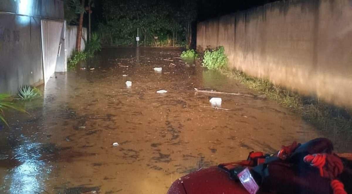 Chuva deixa ruas alagadas e pessoas ilhadas em Montes Claros