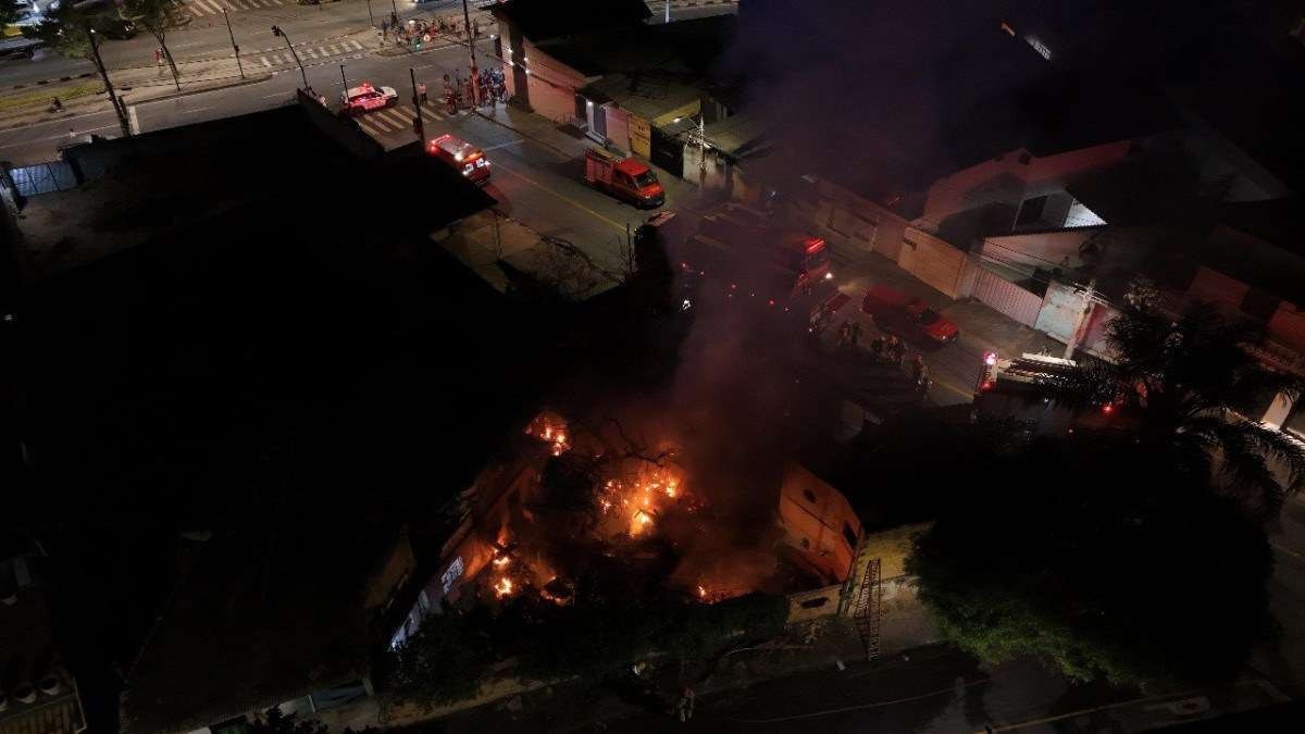 Incêndio em ferro-velho destrói veículos e causa explosões em BH