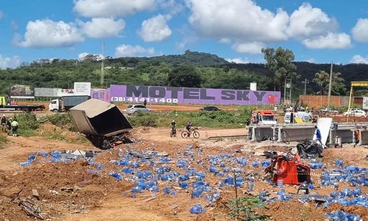 Com o forte impacto da batida em grade de proteção, cabine se separou da carroceria do caminhão -  (crédito: Luiz Ribeiro/DA Press)