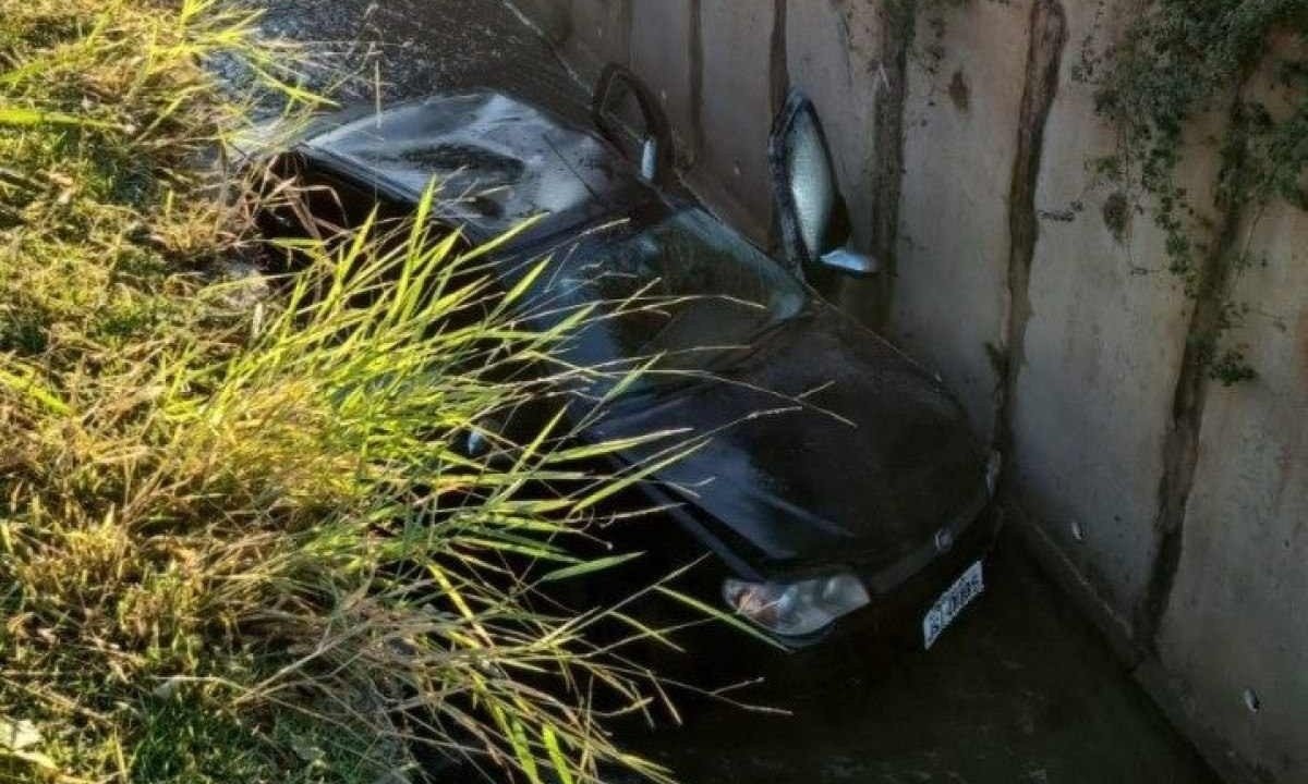 Carro caiu em córrego de Venda Nova e deixou duas pessoas feridas -  (crédito: CBMMG)