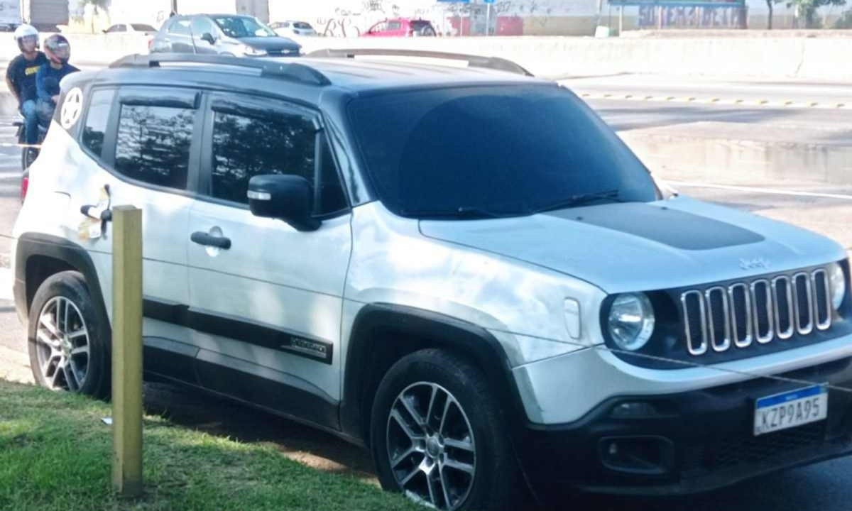 Corpo foi deixado no banco de trás de um Jeep Renegade  -  (crédito: Rádio Tupi)