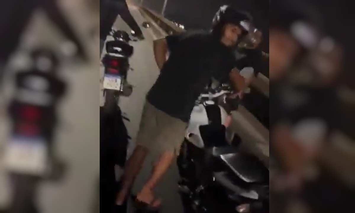 Motociclista empurra moto na ponte Rio-Niterói -  (crédito: Reprodução/Redes sociais)