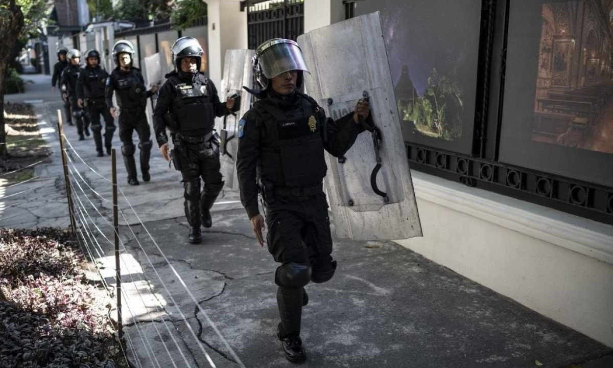  Policiais de choque e membros do corpo de polícia diplomática montam guarda em frente à embaixada do Equador na Cidade do México, após o rompimento das relações diplomáticas entre os dois países -  (crédito: Yuri Cortez/AFP)