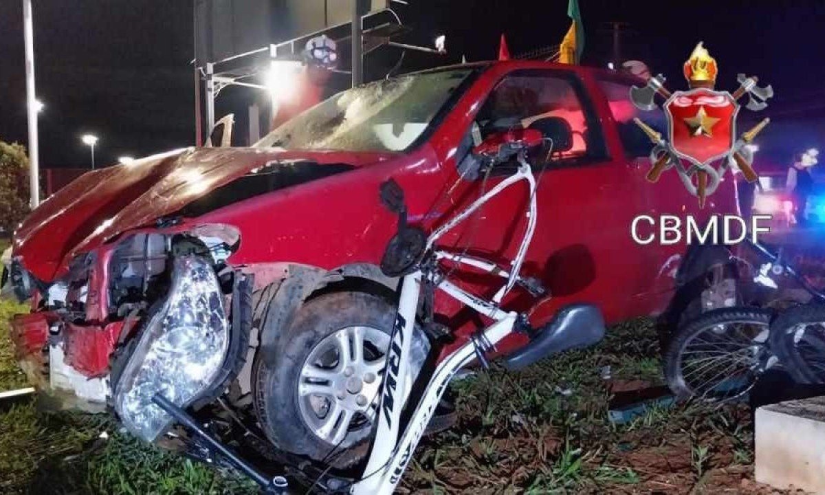 Bicicletas que pertenciam aos trabalhadores atropelados ficaram destru&iacute;das ap&oacute;s o atropelamento -  (crédito: CBMDF/Divulgação)