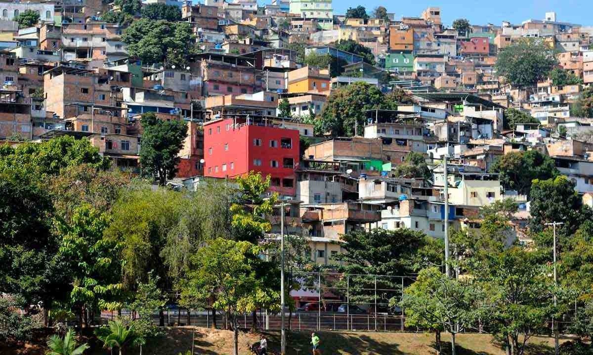Periferias e favelas estão sendo tomadas pela Periferias e favelas estão sendo tomadas pela