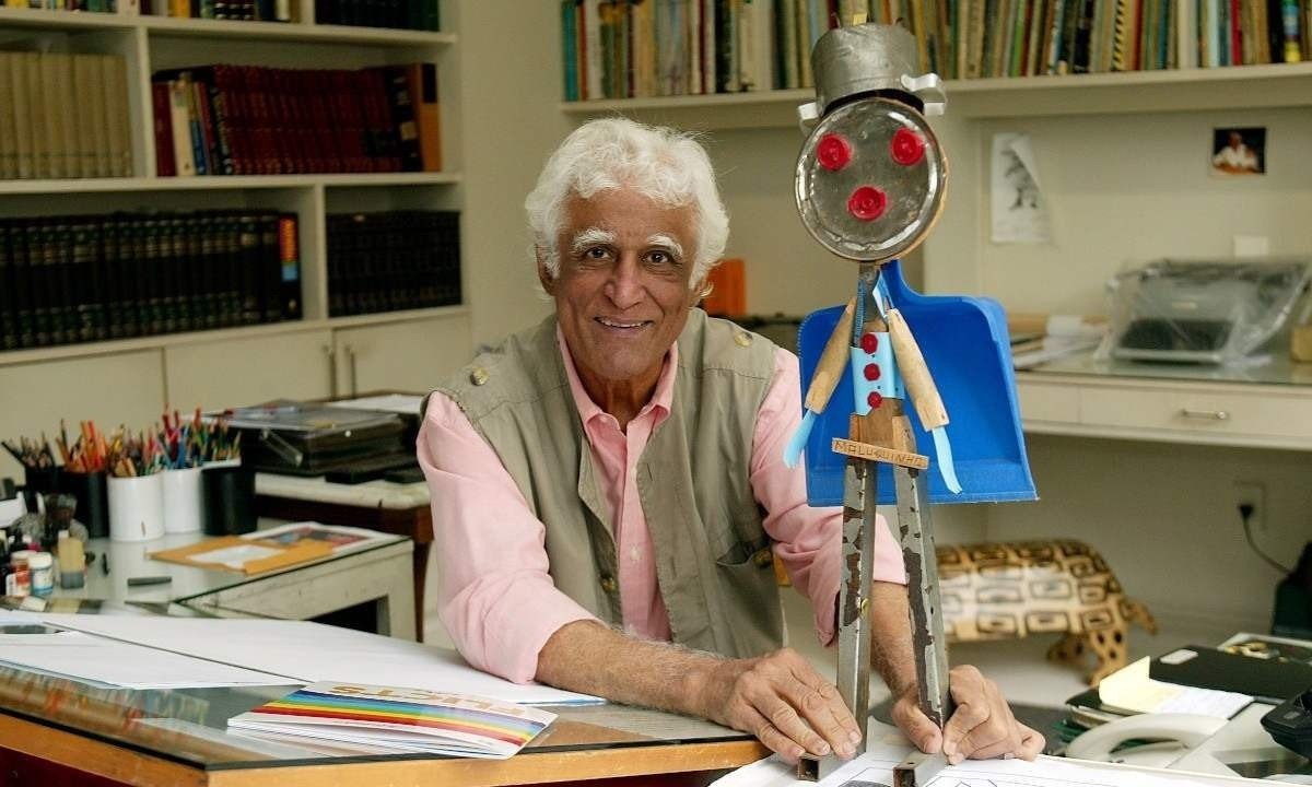 Ziraldo segura Menino Maluquinho feito por aluno de escola pública do Rio de Janeiro -  (crédito: Ana Carolina Fernandes/Folhapress)