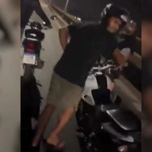 Homens flagrados empurrando motos na ponte Rio-Niterói denunciam que tiveram chaves furtadas por agentes da PRF - Reprodução/Redes sociais