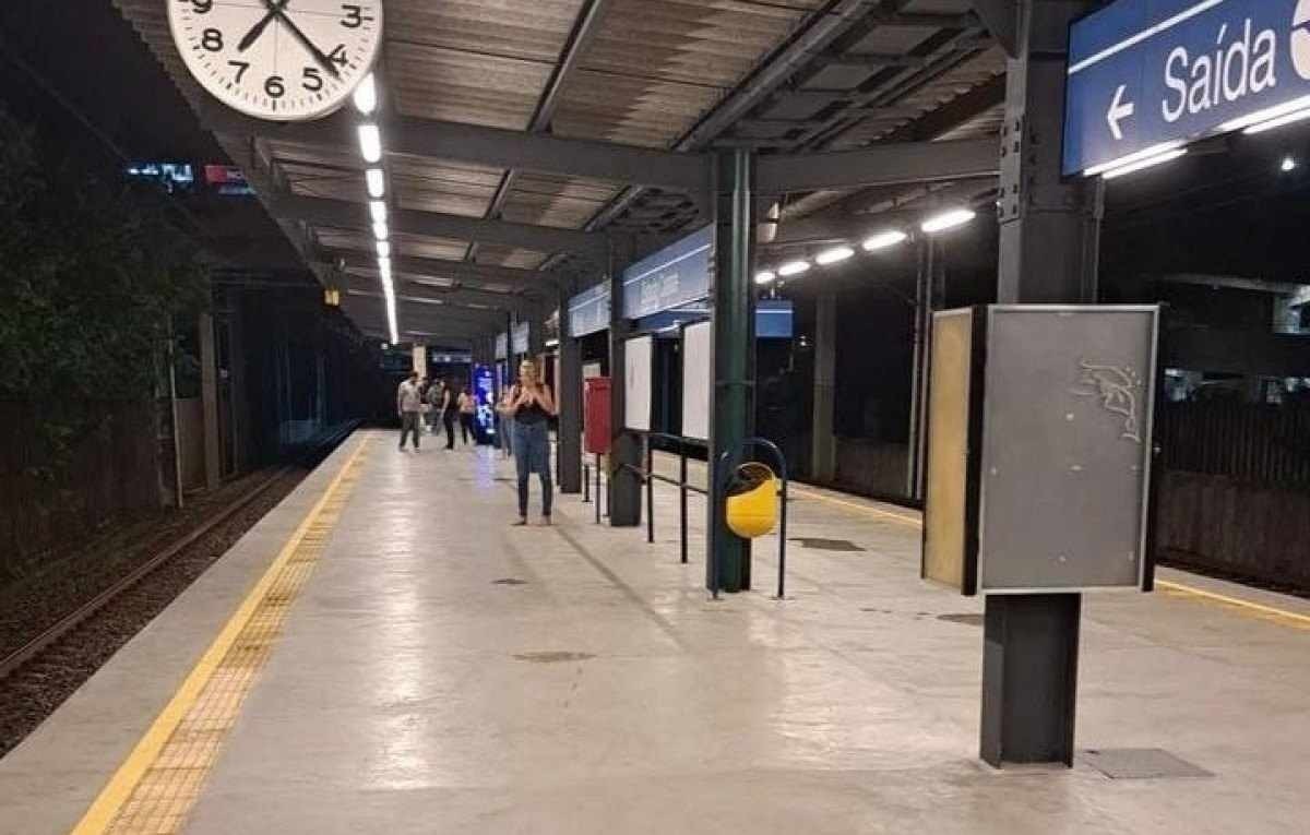 Oito estações do metrô de BH estão sem cadeiras
