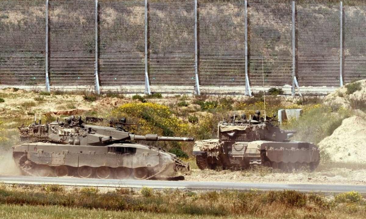  Tanques israelenses se movimentam na fronteira com a Faixa de Gaza -  (crédito:  AFP)