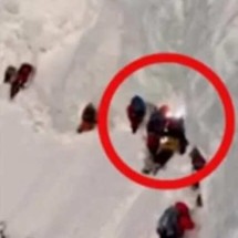 Alpinistas deixam corpo de colega na segunda maior montanha do mundo -  Reprodução de vídeo redes sociais 