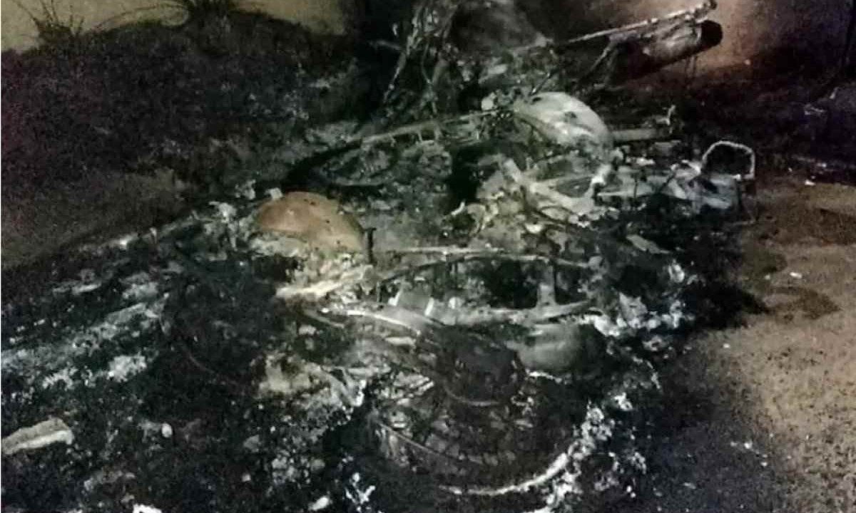 Polícia Militar encontrou três motos incineradas em sítio em Astolfo Dutra -  (crédito: Rádio Muriaé/Reprodução)