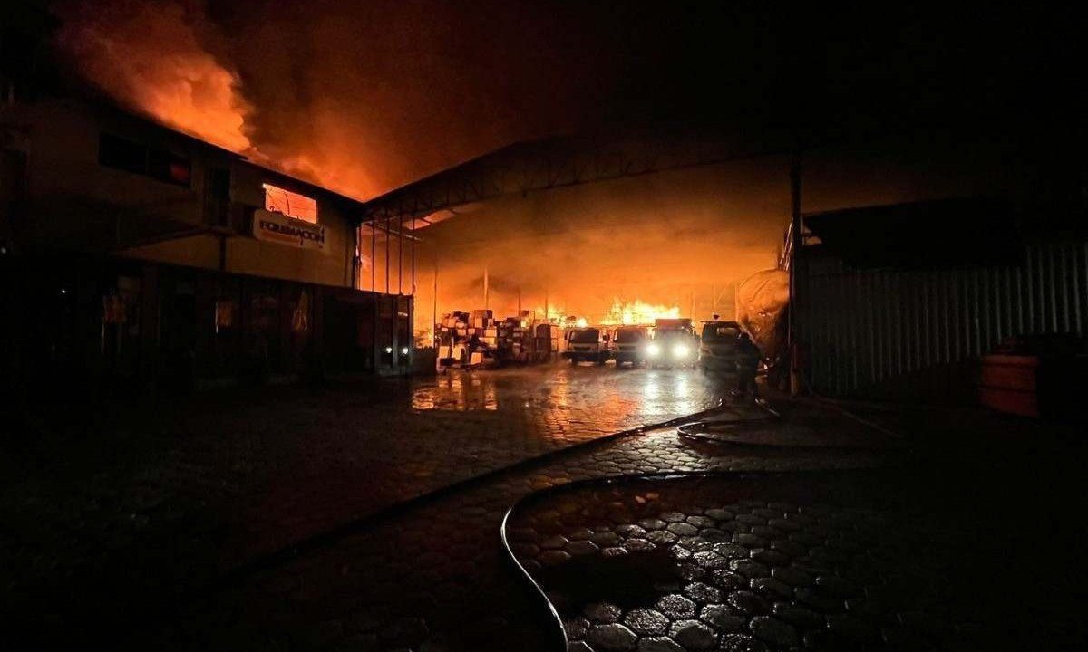 Depósito com veículos automotores e máquinas empilhadeiras pegou fogo na madrugada de hoje -  (crédito: CBMMG)