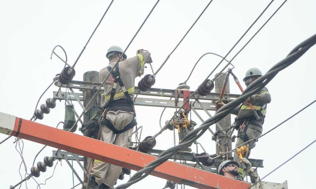 Homens realizando reparo em rede elétrica - Imagem ilustrativa -  (crédito: Wikimedia Commons/Reprodução)
