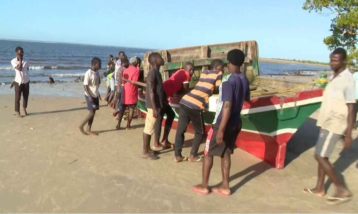 A embarcação, sobrecarregada e na qual viajavam muitas crianças, seguia para a ilha quando afundou na madrugada de domingo
 -  (crédito: AFP/TVM)