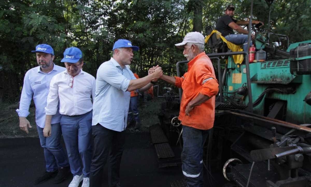 O ministro de Minas e Energia, Alexandre Silveira (PSD-MG); o deputado federal Reginaldo Lopes (PT-MG); e o ministro de Transportes, Renan Filho (MDB-AL), visitaram obras na BR-381 em Timóteo nesta segunda-feira (8/4) -  (crédito: Edesio Ferreira/EM/D.A. Press)