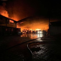 Fogo em sofá causa incêndio em depósito de veículos em Itabira - CBMMG