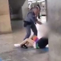 Vídeo mostra PM dando tapa no rosto de jovem caída no chão em estação do metrô - Reprodução