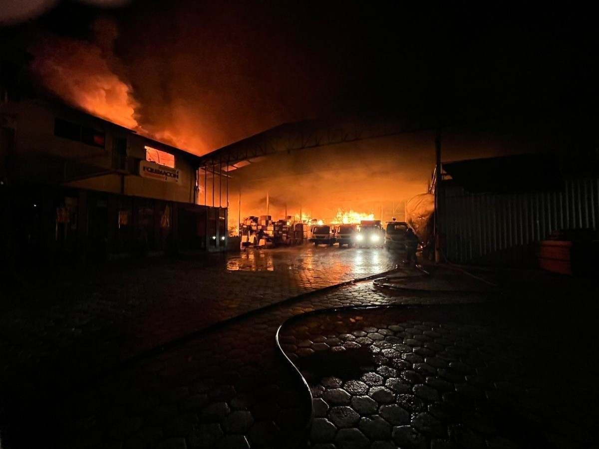Fogo em sofá causa incêndio em depósito de veículos em Itabira