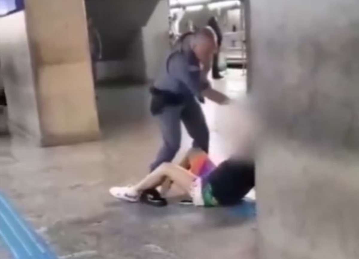 Vídeo mostra PM dando tapa no rosto de jovem caída no chão em estação do metrô