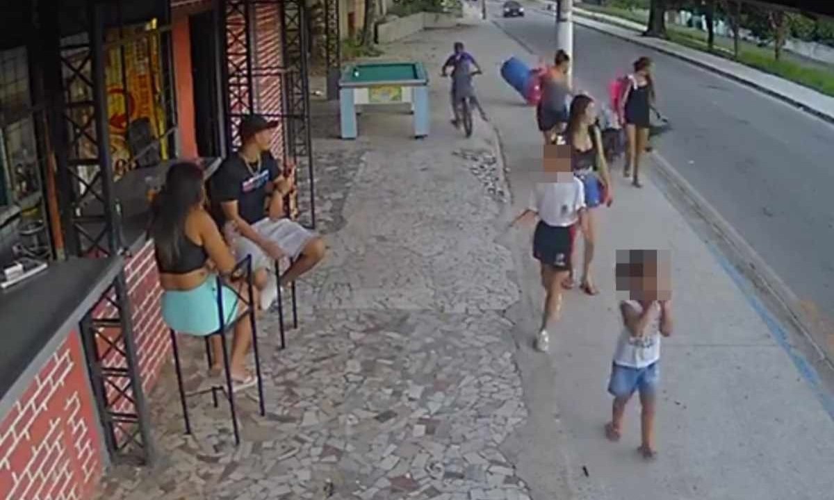 Pessoas se assustam com atropelamento en Jacareí (SP) -  (crédito: Reprodução)