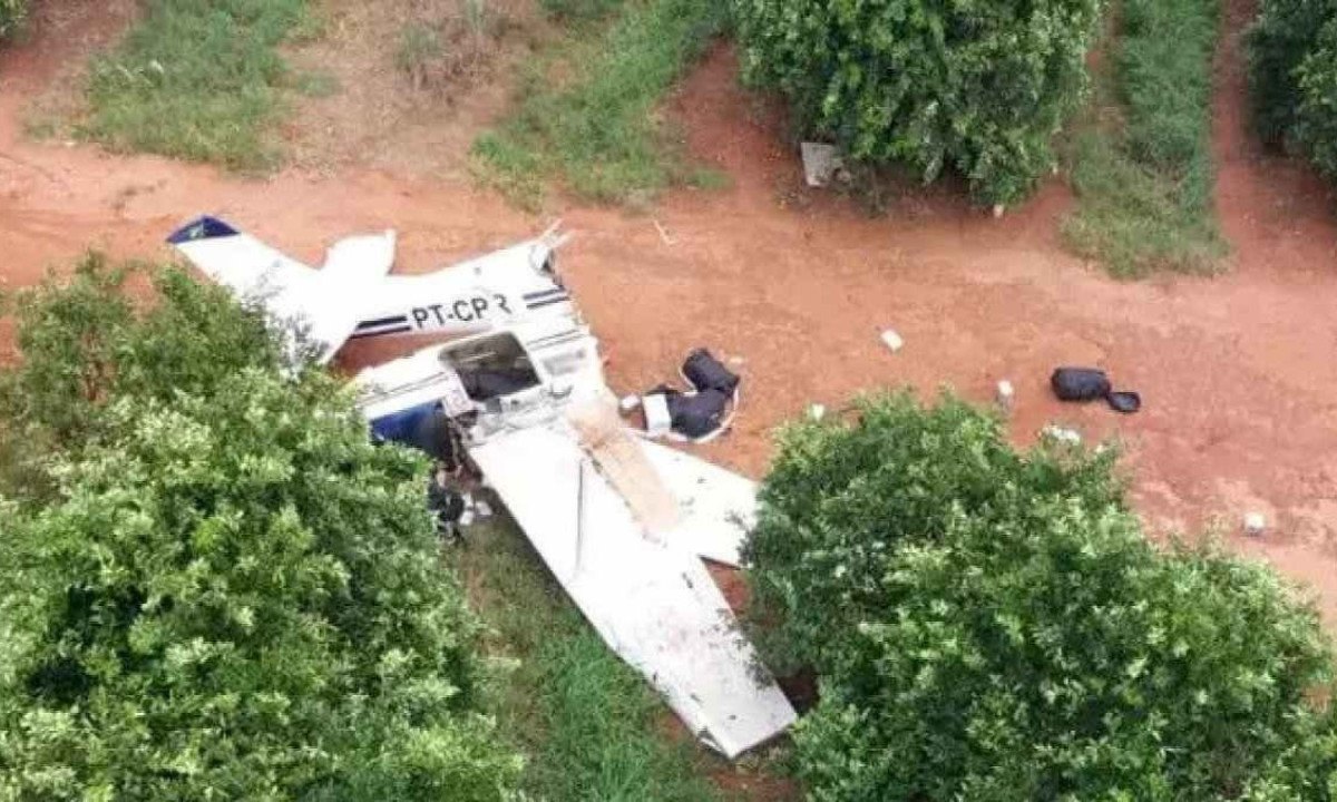 Avião destruído após pouso forçado em estrada no interior de São Paulo -  (crédito: Divulgação/FAB)