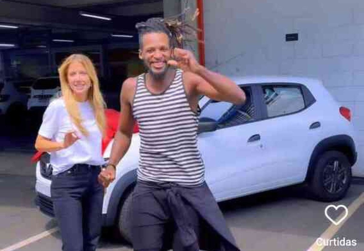 Gabriela Prioli e Jeferson Bilisco em frente ao carro que a advogada deu ao professor de dança -  (crédito: Reprodução/Instagram)