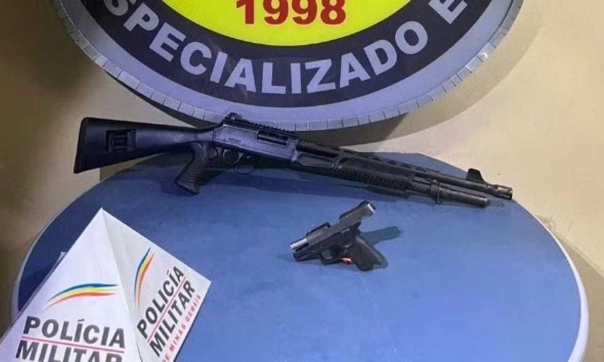Gerente do tráfico ofereceu duas armas para tentar fugir de mandado de prisão -  (crédito: PMMG/Divulgação)