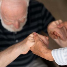 Parkinson: condição acomete homens e mulheres com idade superior a 50 anos - Freepik