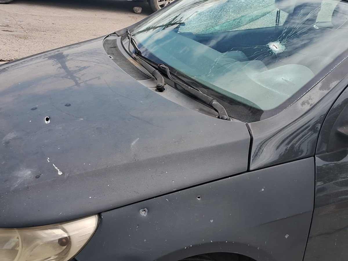 Carro atingido por balas no tiroteio em Seropédica (RJ) ficou cheio de furos