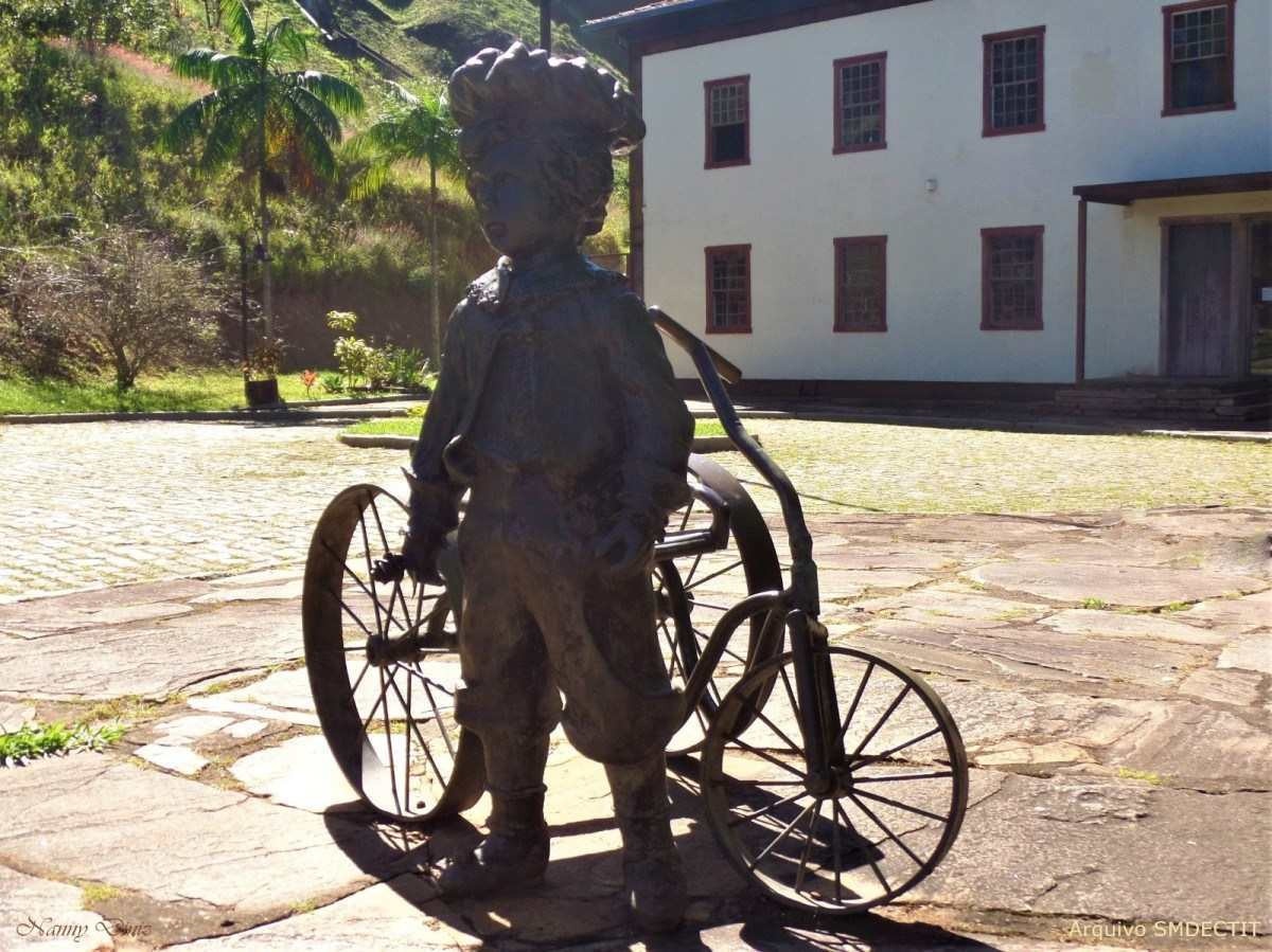  Escultura de Drummond criança dá boas-vindas aos turistas que visitam a Fazenda do Pontal  